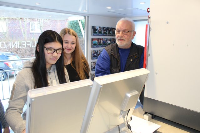 Rainer Zellmer vom Info Truck-Team leitete die Schüler an