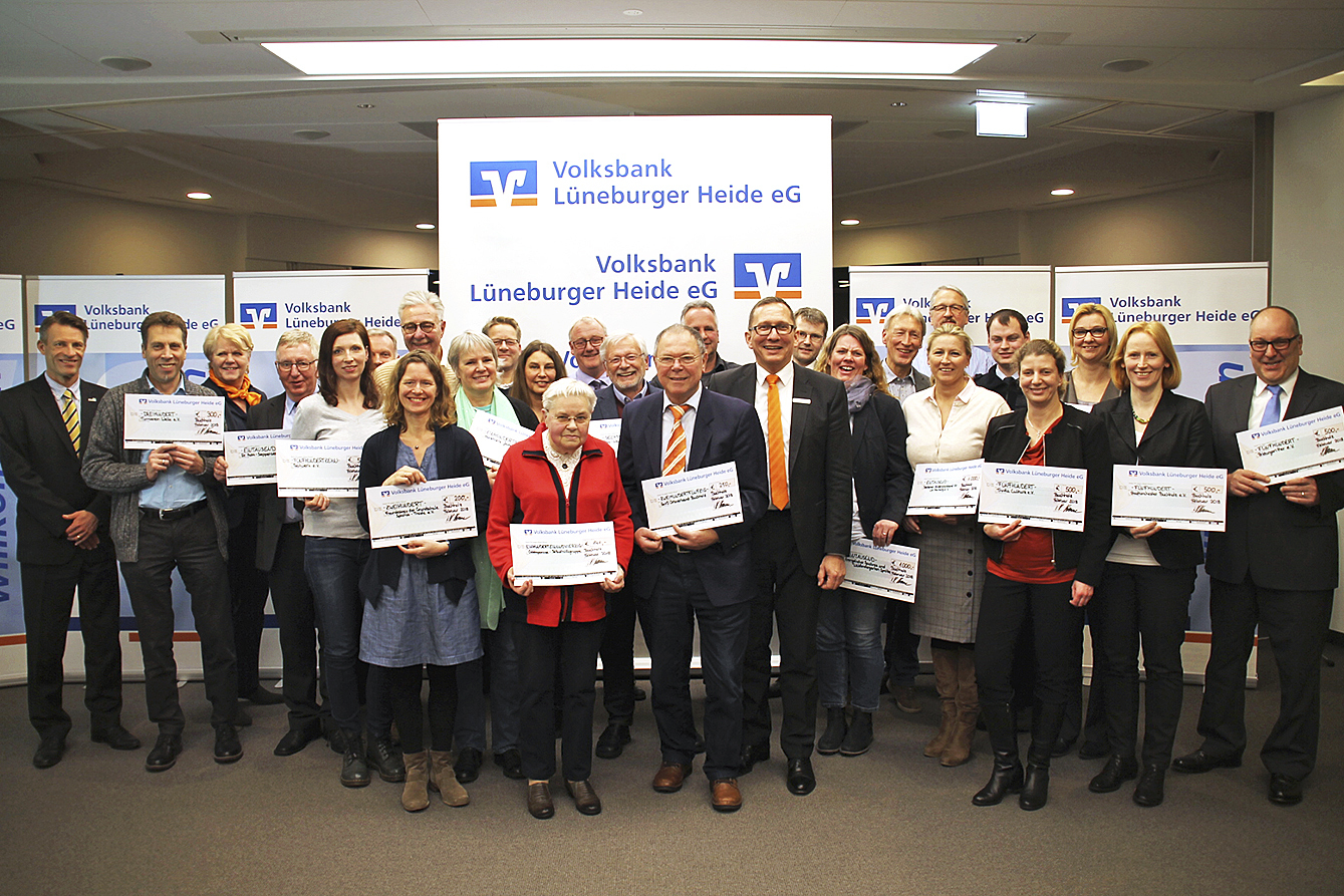 Die Vertreter von 27 Vereinen aus der Region Buchholz nahmen die Spenden entgegen. Mit ihnen freuen sich der Buchholzer Bürgermeister Jan-Hendrik Röhse (li.),
Filialbereichsleiterin für Buchholz Dorit Heins (3. v. li.) und Volksbank-Regionaldirektor Frank Krause (vorne Mitte, ohne Scheck)