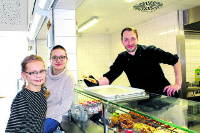 Leckeres Essen und immer ein freundliches Wort, das ist das Rezept von Fred Schoknecht. Merle (li.) und Maja finden das super