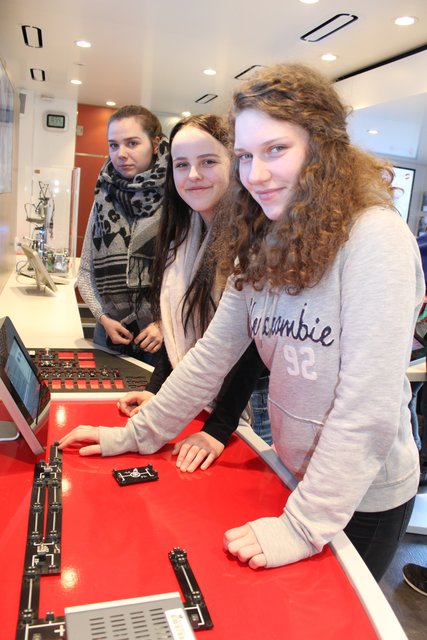 Alicia (v. li.), Sabrina und Daphne beim Nachbau einer elektrischen Schaltung