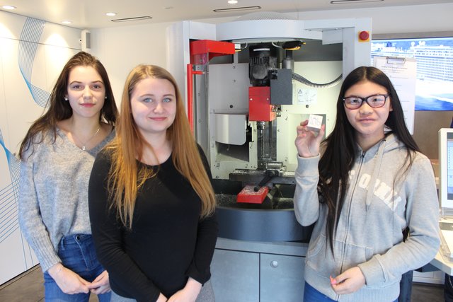 Die Schüler frästen das Klassenlogo in einen Aluminium Würfel