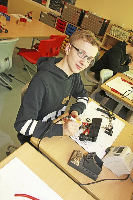 Ist fast fertig: Marek lötet die Drähte zusammen