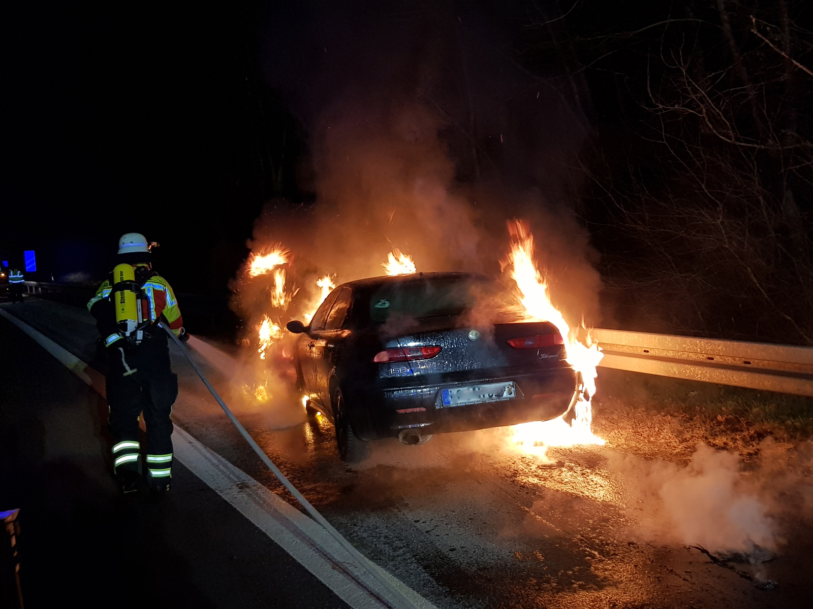 Die Einsatzkräfte der Freiwilligen Feuerwehr löschten das Auto auf der Autobahn 39