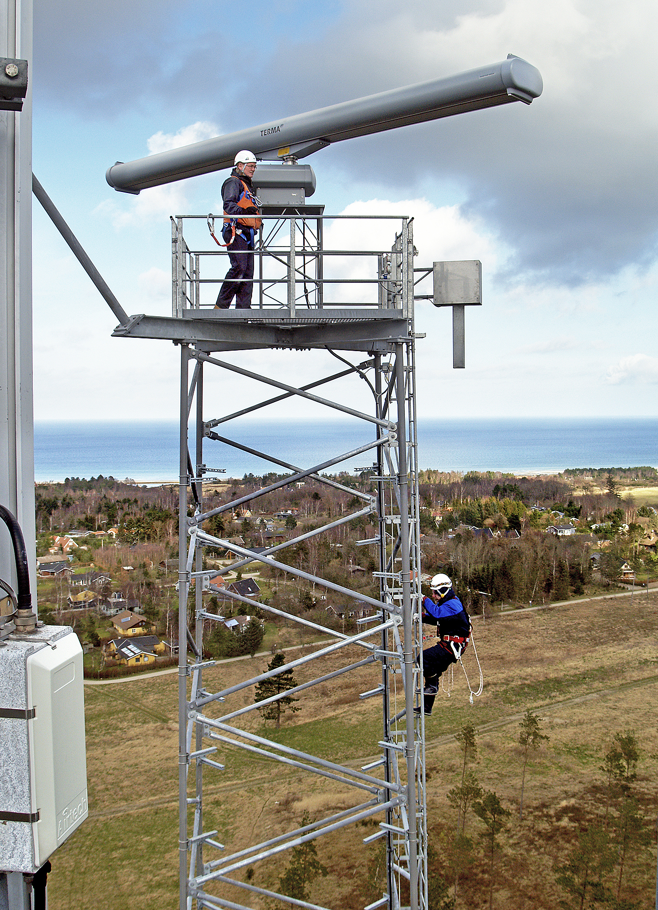 Techniker warten eine Radaranlage des Typs Scanter Foto: Terma