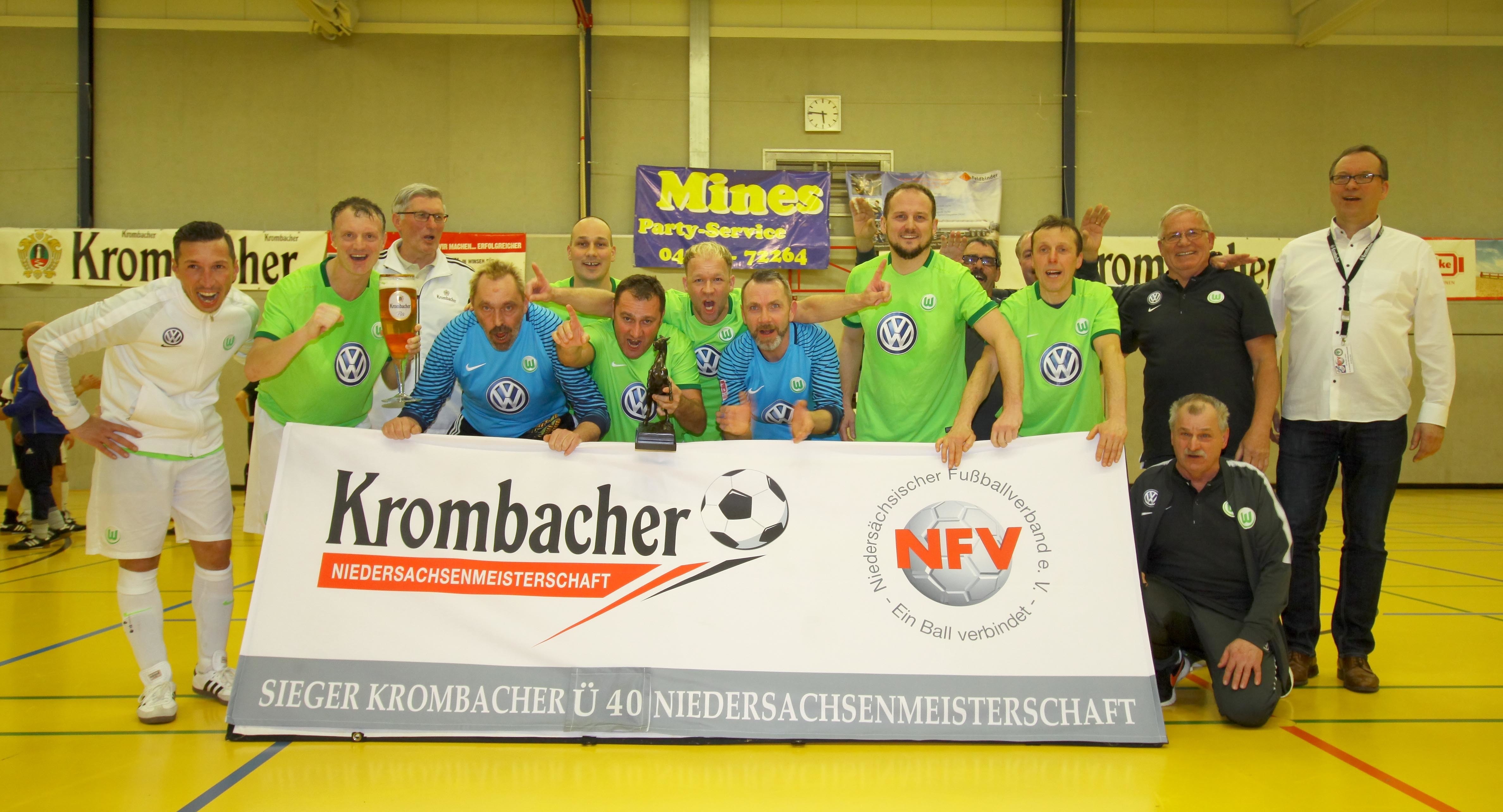 Das Siegerteam: Die "Wölfe" des VfL Wolfsburg mit NFV-Altherren-Spielleiter Friedel Gehrke (Dritter v.l.) und Cheforganisator Arne Faust (re. stehend)