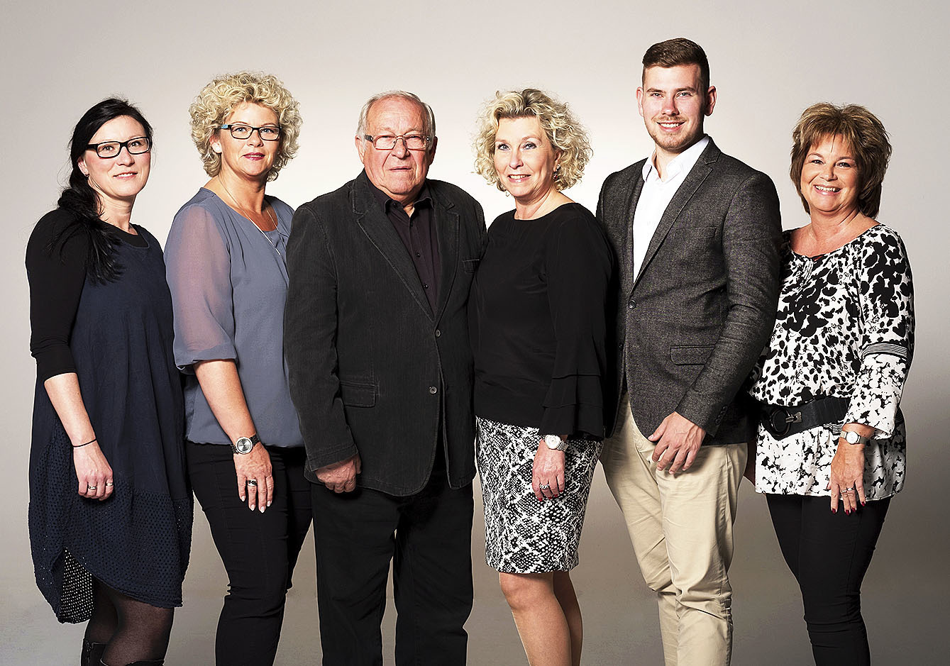 Das Team von Bersuch-Immobilien (v. li.): Iwona Berghof, Anja Brandmähl, Heiner Bersuch, Miriam Bersuch, Niklas Bersuch und Michaela Wolniczak