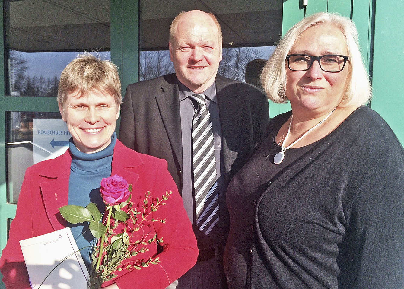 Nach der Einsegnung: Britta Oldsen (li.) mit Superintendent Dirk Jäger und Dr. Barbara Hanusa