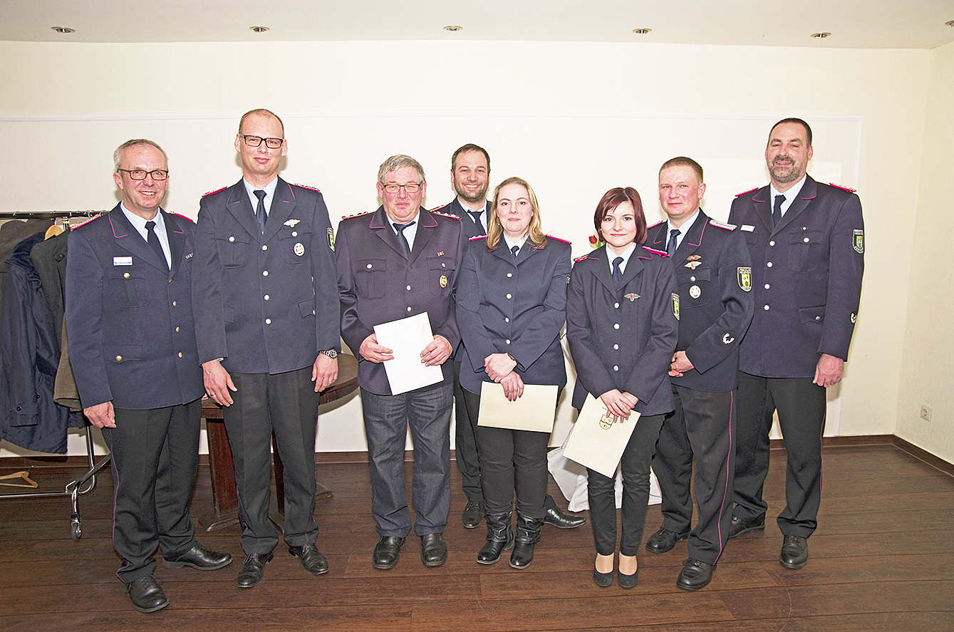 Kreisbrandmeister Volker Bellmann (v. li.), Sascha Steenbock, Karl-Heinz Steffen, Timo Röntsch Katja Steffen, Anja Lindemann, Ortsbrandmeister Simon Steffen und Gemeindebrandmeister Rainer Wendt