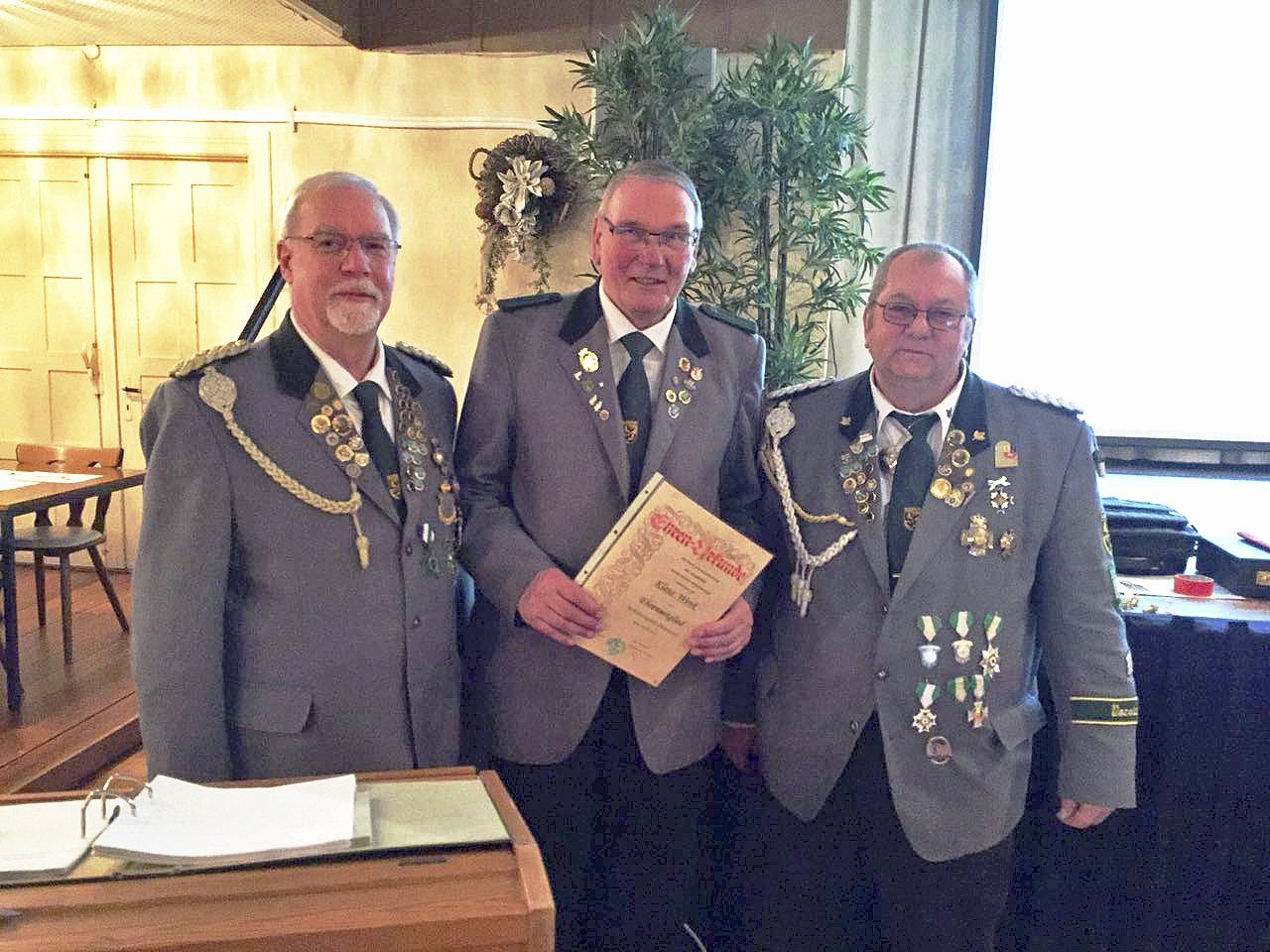 Ehrenmitglied Klaus Wenk (Mitte) mit Manfred Bösch (li.)
und dessen Nachfolger Heinz op de Hipt