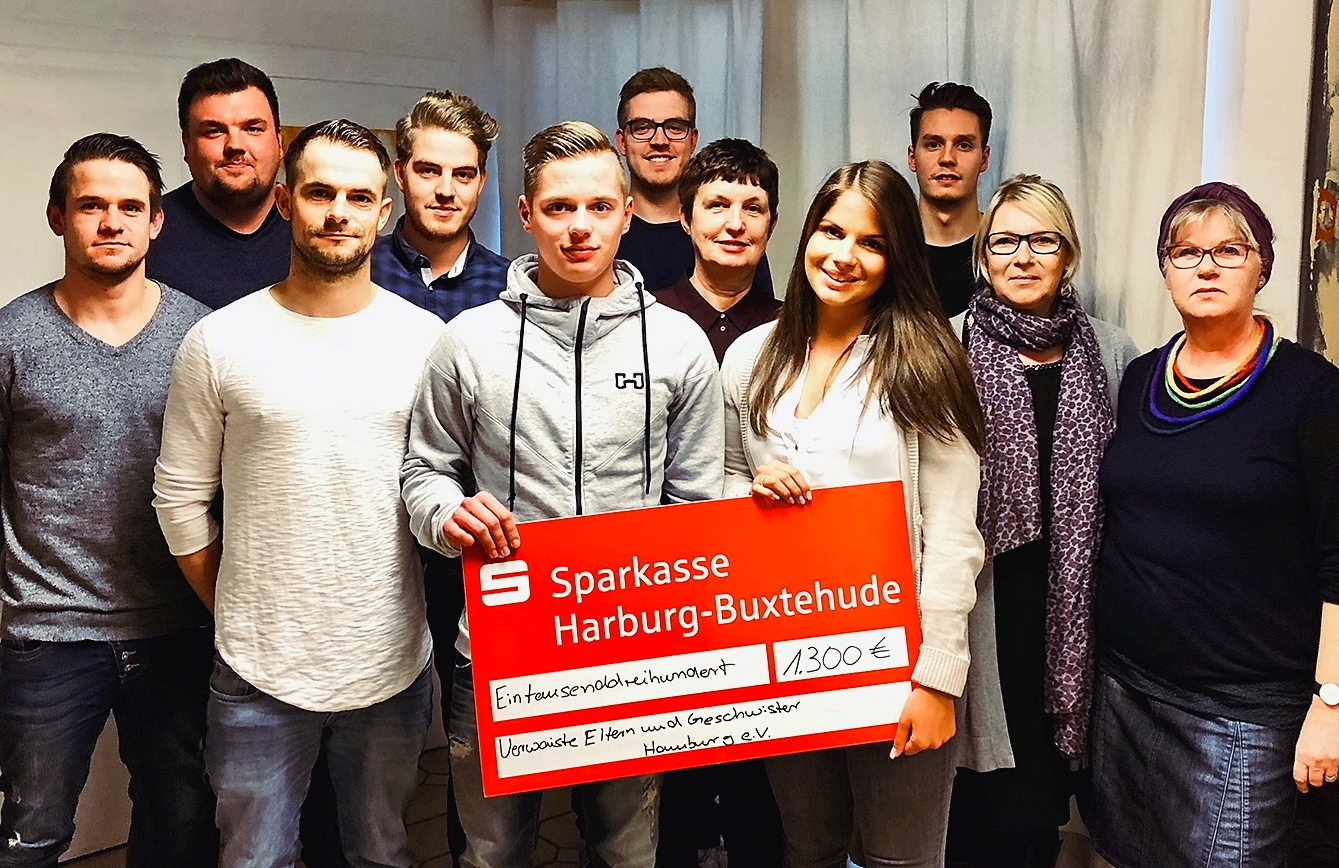 Das Organisationsteam des Hallenturniers übergab den Scheck an die Vereinsvorsitzende Ilona Stegen (Mitte) und an Vorstandsmitglied Bärbel Schnitzler (re.)