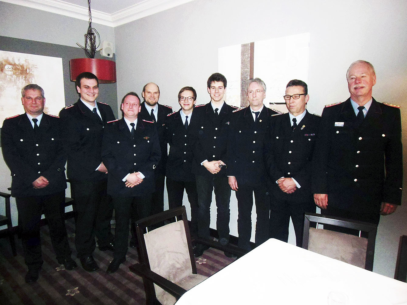 Kommando und Beförderte der Feuerwehr Todtglüsingen (v. li.): Oliver Zöller, Philipp Schneider, Jens Peters, Björn Bostelmann, Gerrit Albers, Hinrich Peper, Frank Meier, Guido Kujath und Jonny Anders