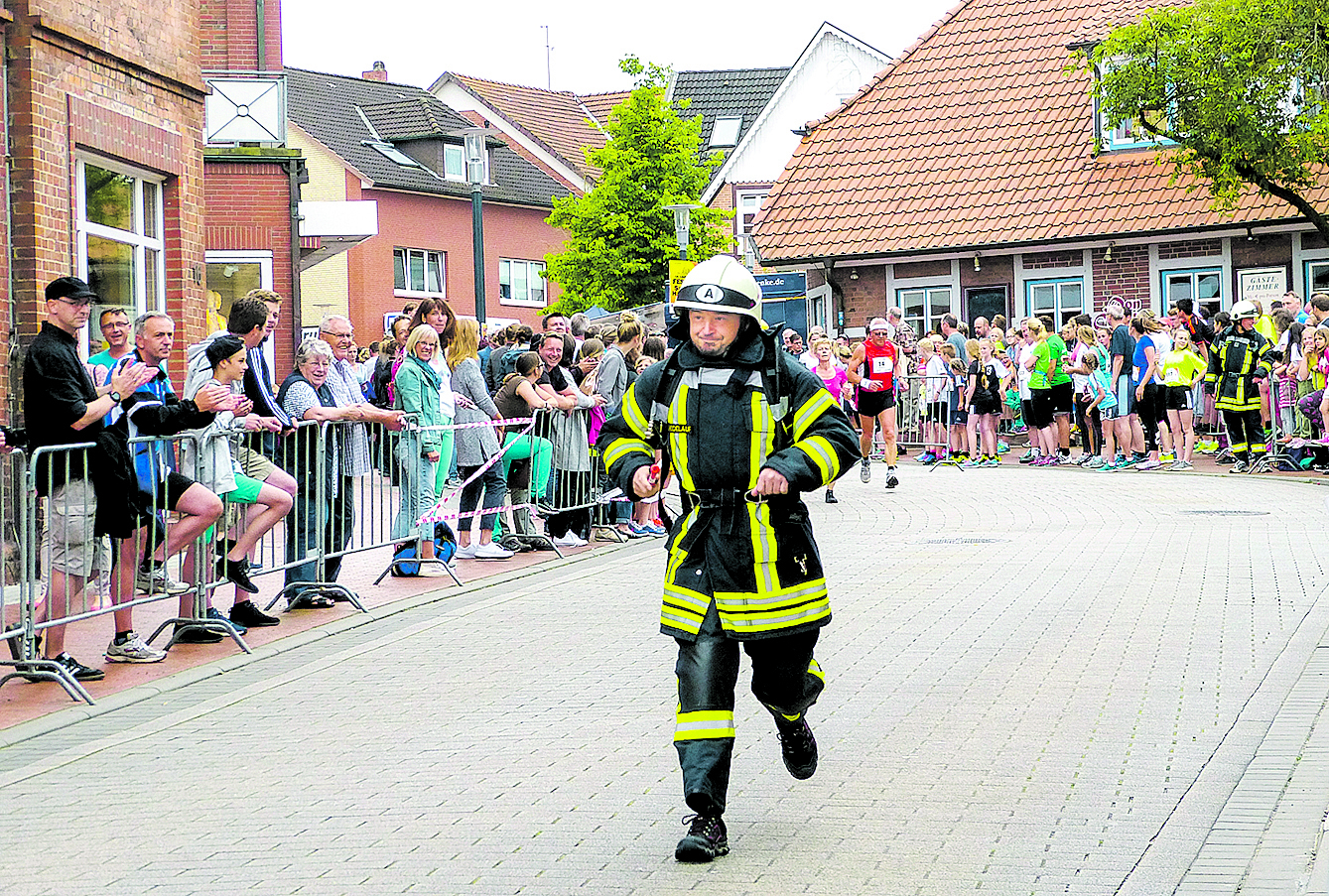 Die Feuerwehr in Uniform beim Staffellauf