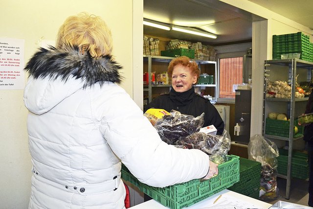 Bei den Tafeln werden Bedürftige mit Lebensmitteln