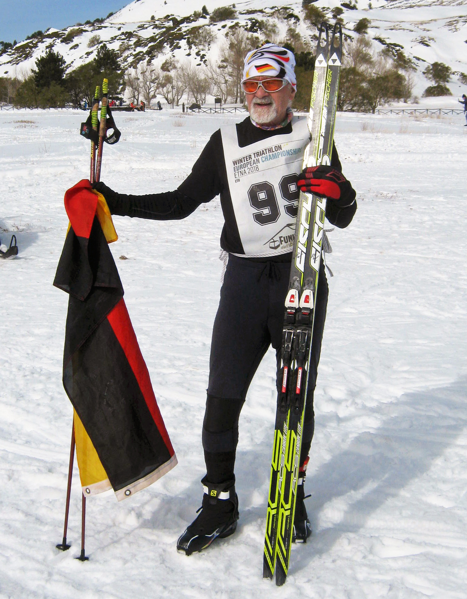 Reinhold Wolter nach dem Zieleinlauf mit der Deutschlandfahne