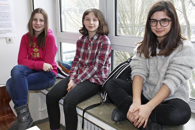Ein erster Preis ging bei "Schüler experimentieren" im Fachbereich Chemie an (v. li.) Alexandra Schmaje, Vivien Sobol und Nisa Rosati