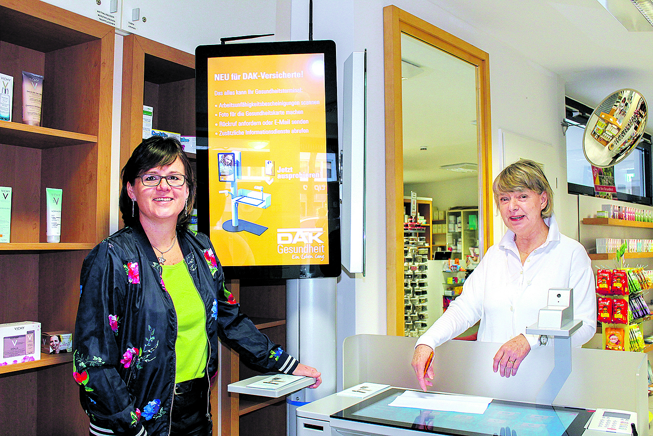 Silke Beckedorf (DAK Gesundheit) und Apothekerin Irmgard
Akliros sind von den Möglichkeiten des Gesundheitterminals begeistert Foto: wd