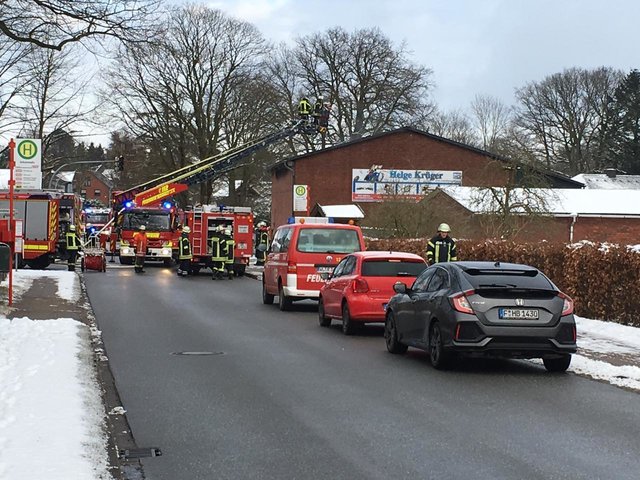Die Feuerwehr war mit einem Großaufgebot vor Ort | Foto: Christian Janssen