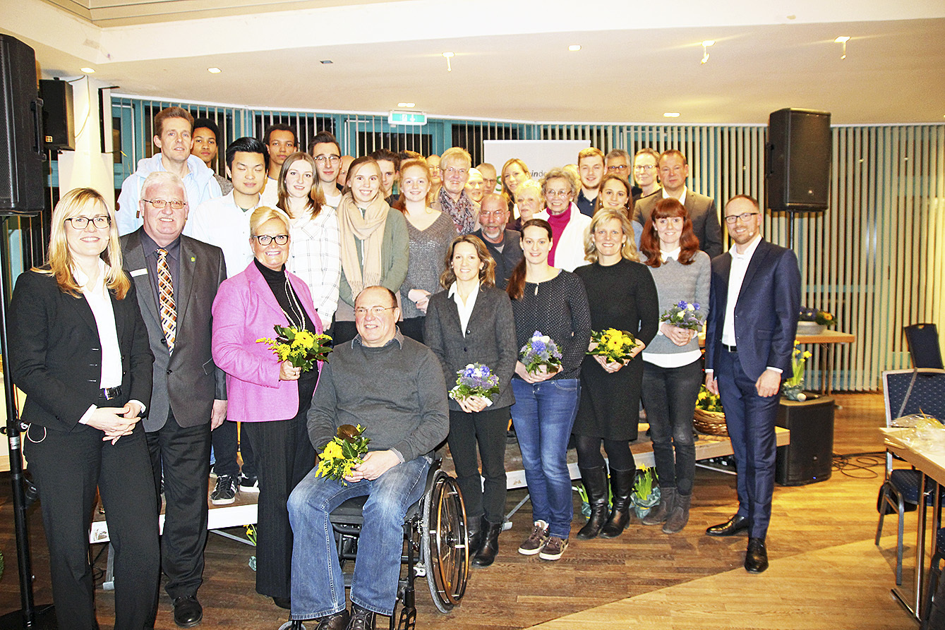 Bürgermeisterin Martina Oertzen (vorne 3. v. li.) mit den geehrten Sportlern, Vertretern der Verwaltung und Sandra Becker von der Sparkasse Harburg-Buxtehude (li.)