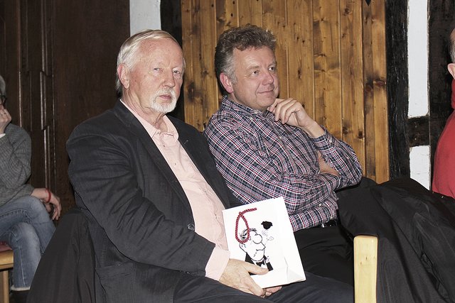 Nach seiner Verabschiedung als Bürgermeister nahm Hans-Peter Brink neben Andreas Maack (Bürgermeister der Gemeinde Harmstorf) Platz