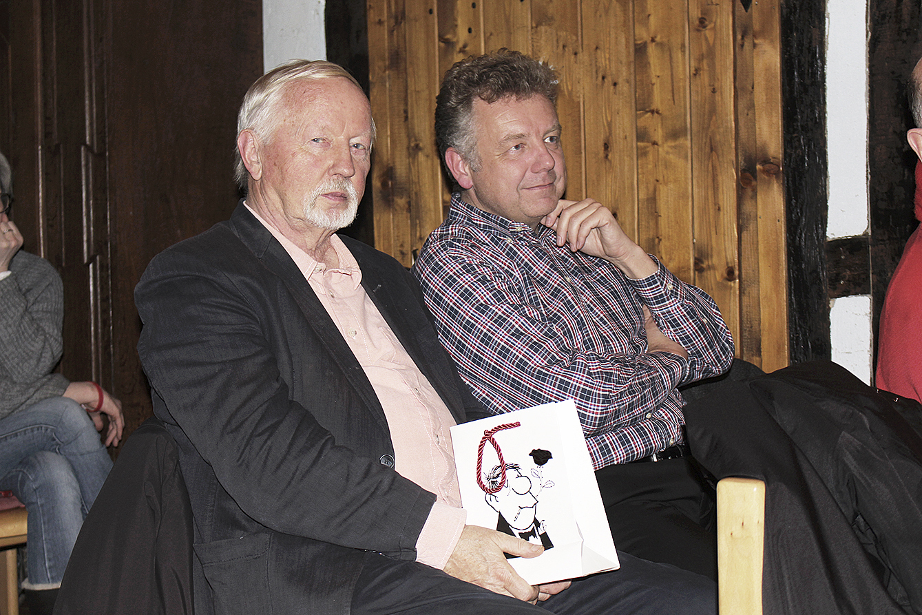 Nach seiner Verabschiedung als Bürgermeister nahm Hans-Peter Brink neben Andreas Maack (Bürgermeister der Gemeinde Harmstorf) Platz