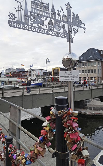Hier hängt kein Schloss an der Brücke: In Rostock gibt es für Liebesschlösser eine extra Vorrichtung | Foto: privat