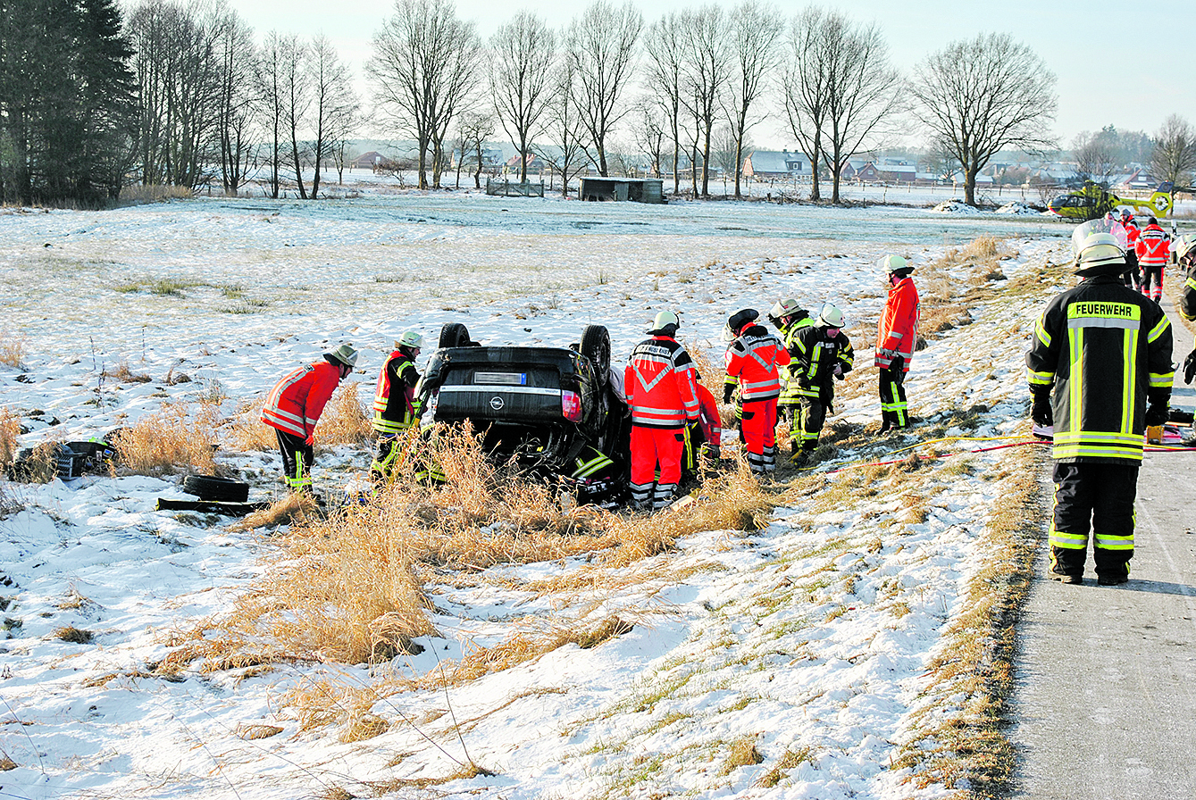 Am Einsatzort: Feuerwehrleute und Rettungskräfte kümmern sich um den im Wagen eingeklemmten Fahrer