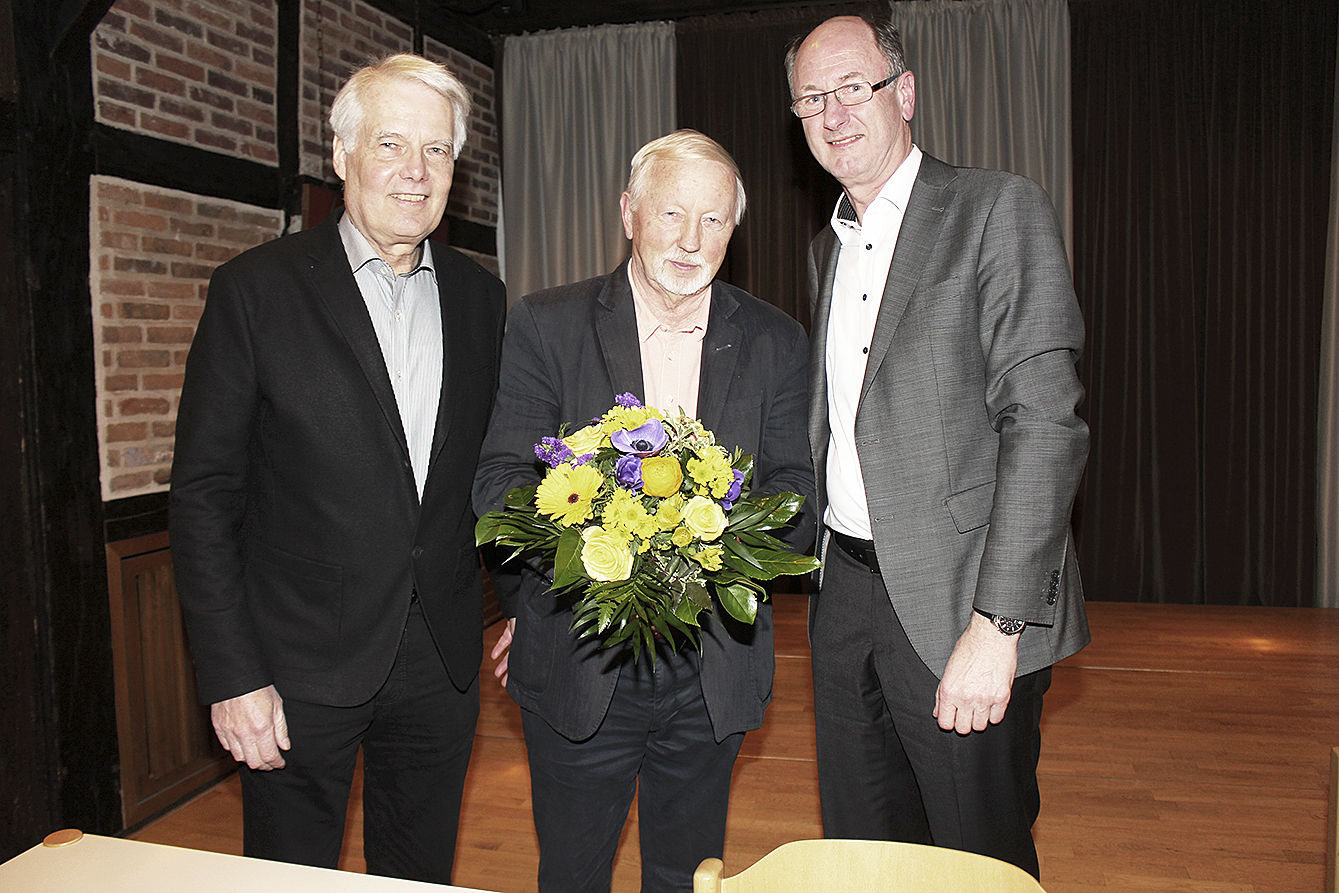 Hans-Heinrich Höper (stellvertretender Gemeindedirektor, re.) verabschiedete Bendestorfs Bürgermeister Hans-Peter Brink (Mitte). Sein Nachfolger ist Bernd Beiersdorf