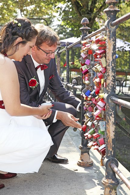 Petra und Kai Sumfleth bringen an ihrem Hochzeitstag das Liebesschloss an der Hohenthorsbrücke an | Foto: privat