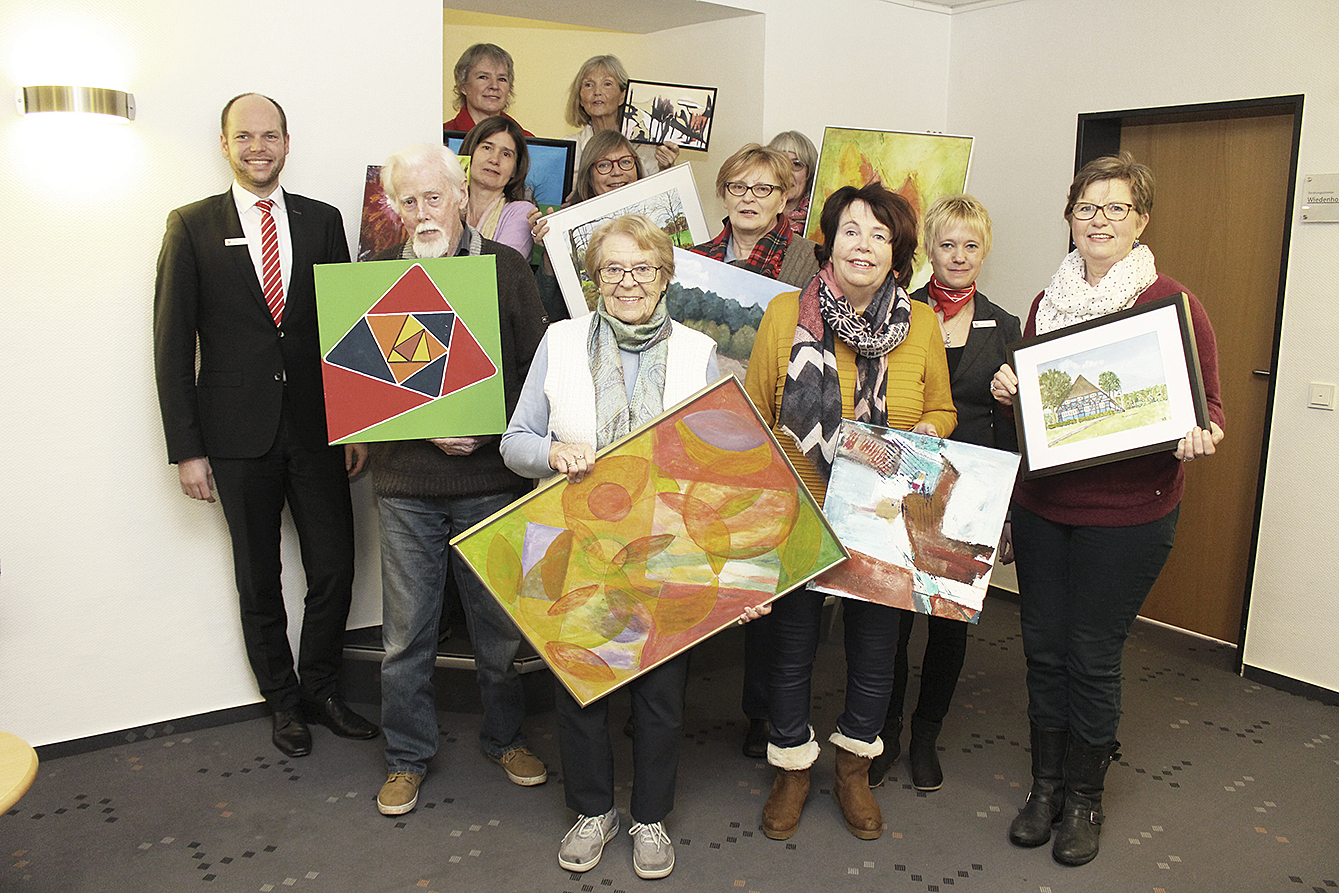 Patrik Ullmann, Leiter des Beratungscenters der Sparkasse Harburg-Buxztehude (li.), freut sich mit Privatkundenberaterin Annika Oswald (2. v. re.) die Mitglieder des Kunstnetz Jesteburg in ihrem Haus für ein Jahr zu Gast zu haben