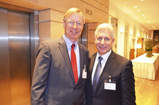 Michael Spethmann (li., Laurens Spethmann Holding AG & Co. KG) mit Rainer Rempe (Landrat Landkreis Harburg)