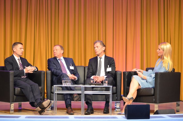 Digitalisierung war das Thema der Gesprächsrunde (v.li.): Thomas Mang (Präsident Sparkassenverband Niedersachsen), Christian Achilles (Leiter Kommunikation und Medien des Deutschen Sparkassen- und Giroverbandes), Gerhard Döpkens (Vorstandsvorsitzender Sparkasse Gifhorn-Wolfsburg) und Moderatorin Judith Rakers