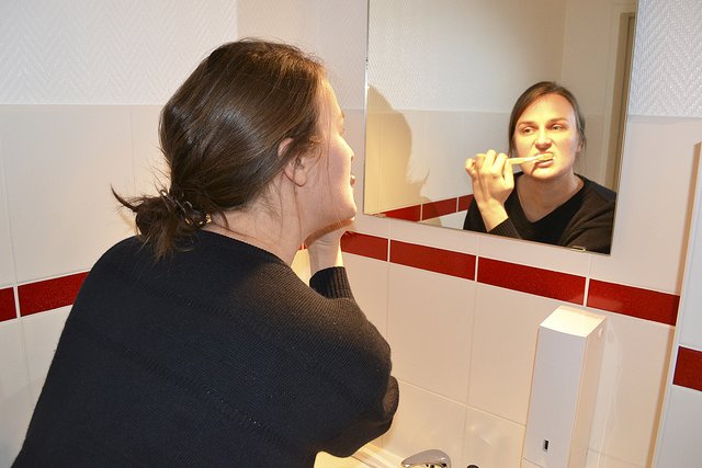 WOCHENBLATT-Redakteurin Anke Settekorn versucht, auf Plastik zu verzichten. Das fängt beim Zähneputzen mit
der Bambusbürste an