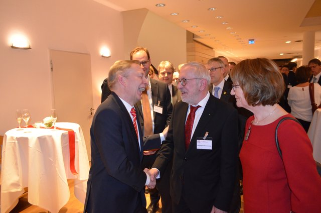 Heinz Lüers begrüßte die Gäste. Auch das Lachen kam nicht zu kurz