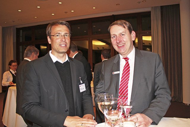 Prof. Dr. Steffen Warmbold (Hochschule 21) und Matthias Weiß, Sparkasse Harburg-Buxtehude, Direktor Regionalbereich West