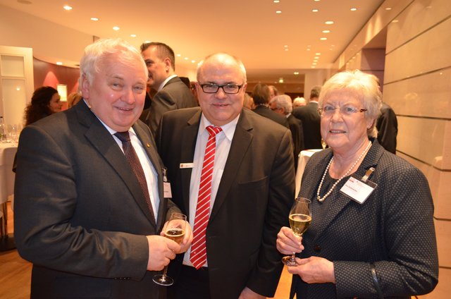 Heiner Schönecke (li.) mit Ehefrau Ilse und Bernd Meyer (Sparkasse Harburg-Buxtehude)