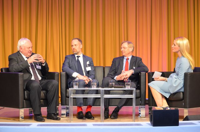 Was bedeutet die Digitalisierung für Firmen in der Region? Es diskutierten (v.li.): Heiner Schönecke (Mitglied des Niedersächsischen Landtag), Christoph Birkel (Geschäftsführer HIT-Technopark; Aufsichtsratsvorsitzender der Süderelbe AG), Michael Spethmann (Gesellschafter und Aufsichtsratsvorsitzender der Laurens Spethmann Holding AG & Co. KG) und Moderatorin Judith Rakers