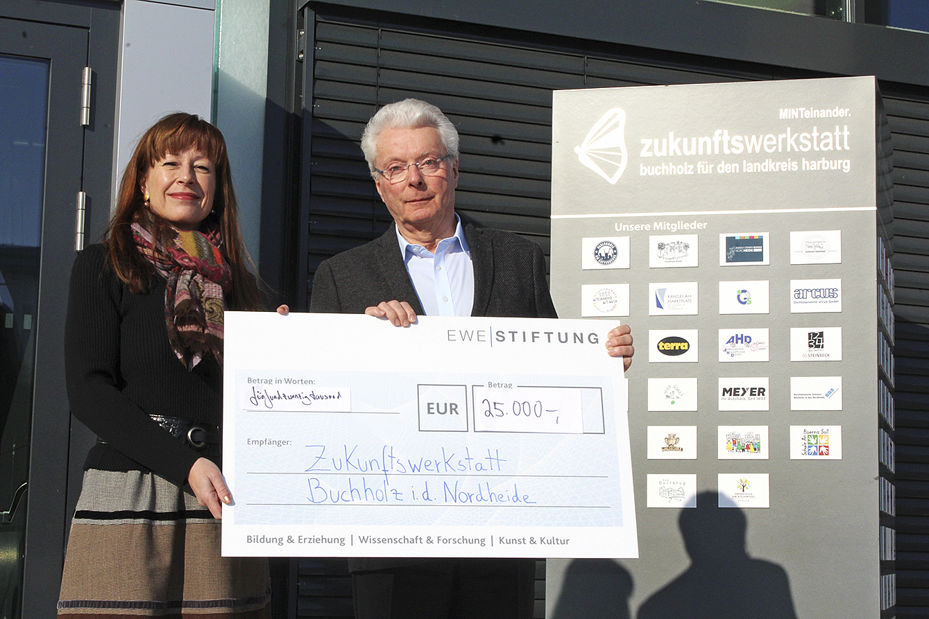 Dr. Stephanie Abke, Geschäftsführerin der EWE Stiftung,
übergibt einen Scheck über 25.000 Euro an den Geschäftsführer der Zukunftswerkstatt, Wolfgang Bauhofer
