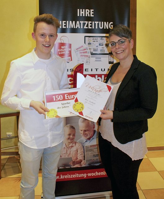 "WOCHENBLATT- Sportler des Jahres" Ben Laatsch nahm die Auszeichnung von Redaktionsleiterin Katja Bendig entgegen