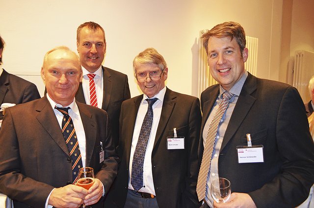 Unterhielten sich über die Vorträge (v.li.): Dr. Christian Kuhse (Stadtwerke Buchholz), Andreas Sommer (Vorstand Sparkasse Harburg-Buxtehde), Verleger Martin Schrader (Wochenblatt-Verlag Schrader GmbH & Co. KG) und Henner Schönecke (Geflügelhof Schönecke)