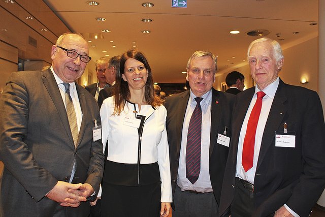 Holger Bartsch und Maike Bielfeldt (IHK Stade), der Stader Ex-Landrat Gunter Armonat  und Heinrich Augustin aus Buxtehude