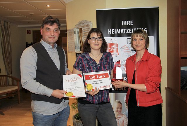 Ehrung durch WOCHENBLATT-Redaktionsassistentin Tamara Westphal (re.), den Pokal, Urkunde und 150 Euro für die Mannschaftkasse an Tostedts Trainer Andreas Peikert und MTV-Kapitänin Susanne Kurze übergab Fotos: cc/tw