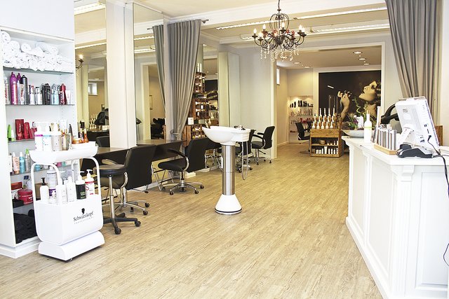 Das Haarstudio ist modern eingerichtet