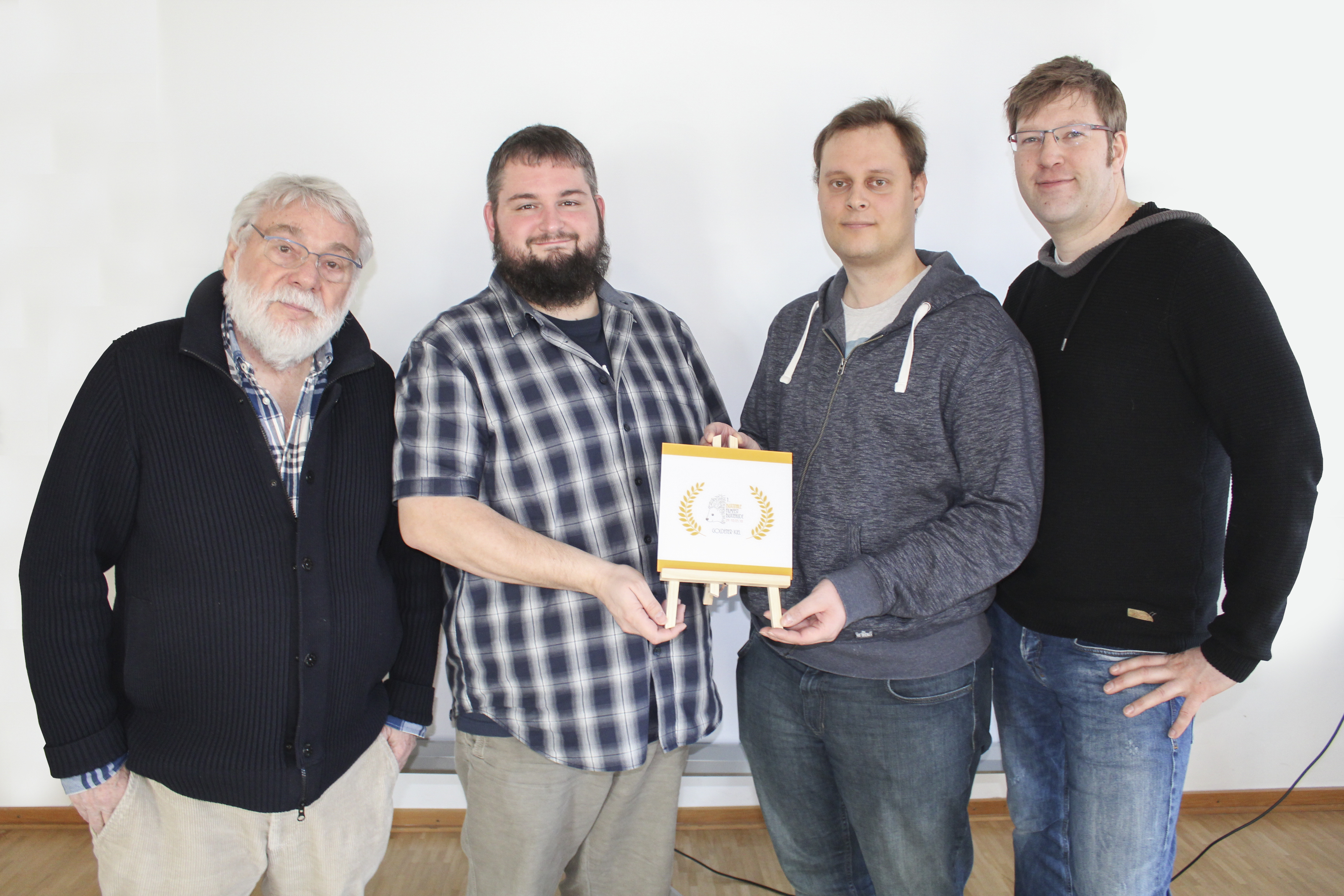 Erster Preis ist der "Goldene Igel": Buxtinale-Initiatoren Dennis Tappert und Lars-Kristian Brandt (2. u. 3. v. li.) haben dazu Dieter Klar vom Kulturforum (li.) und Stadtjugendpfleger Gabriel Braun ins Boot geholt