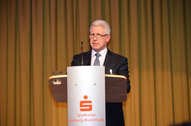 Landrat Rainer Rempe lobte in seiner Rede das Engagement von Heinz Lüers für die Süderelbe-Region