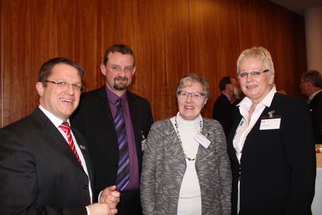 Nick Freudenthal (2. v. li.), Chistel Lemm und Astrid Bade (re.)