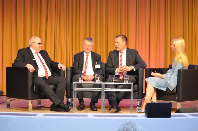 Waren sich einig: Das persönliche Kundengespräch bleibt weiterhin wichtig (v.li.): Bernd Meyer (Leiter KompetenzCenter Bauträger und Immobilieninvestoren) und Moderatorin Judith Rakers