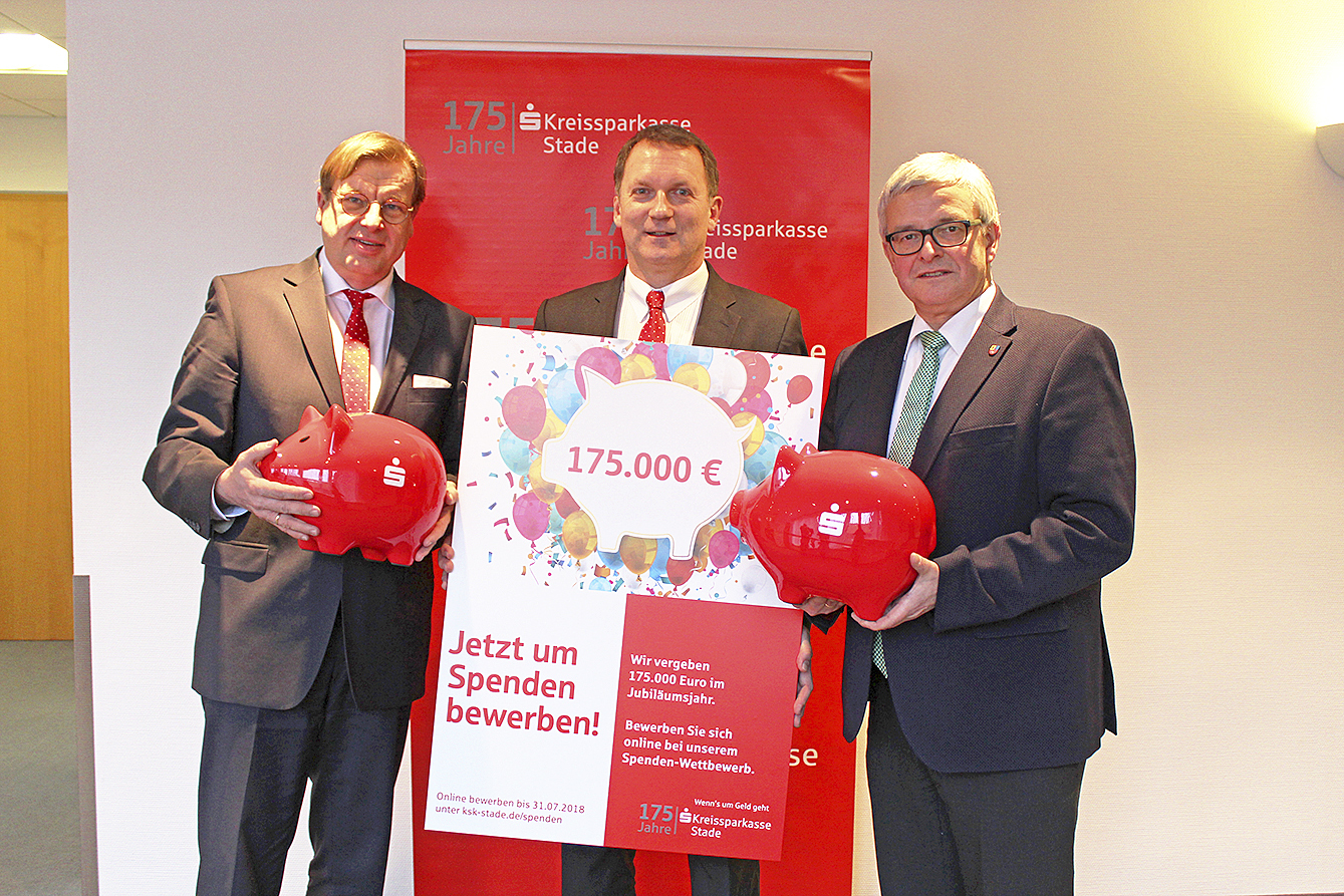 Laden zur Spendenbewerbung ein (v.li.): Vorstandsvertreter Axel Ahrens, Vorstandsvorsitzender Ralf Achim Rotsch und Landrat Michael Roesberg
