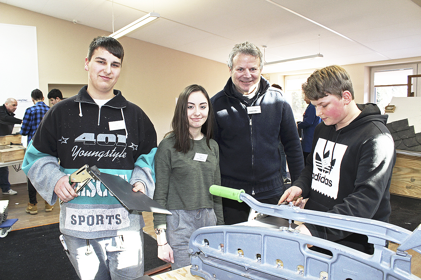 Die Schüler Leon Schameitat (v.li.), Sarah Obendörfer und Finn Fitschen bearbeiteten unter der Anleitung von Ulrich Derousseaux Faserzementplatten
