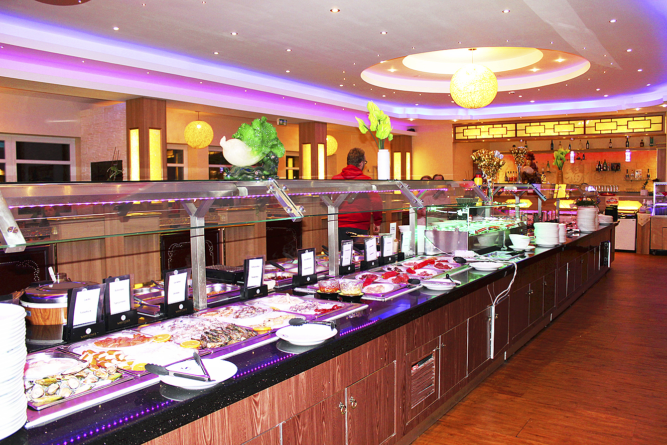 Das Buffet ist reich gefüllt - hier die Spezialiäten für den mongolischen Grill Foto wd
