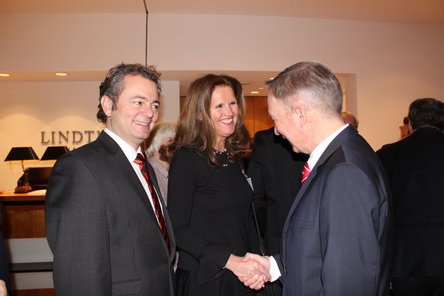 Heinz Lüers (re.) begrüßt WOCHENBLATT-Geschäftsführer Stephan Schrader und seine Frau Kathrin Schrader